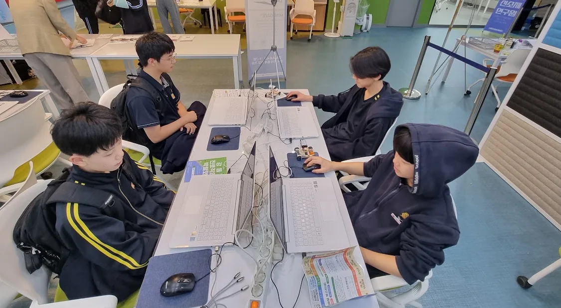 웹캠 시선추적 AI 심리검사 현장 실증 — 검사 부스 운영 모습